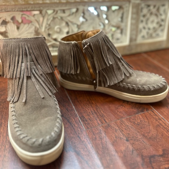 Modismo supply Co. fringe booties. Very comfy and stylish. - Picture 3 of 3